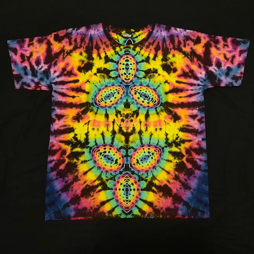 This-artist-creates-very-detailed-tie-dyed-t-shirts-63a5ad900691d-png__880