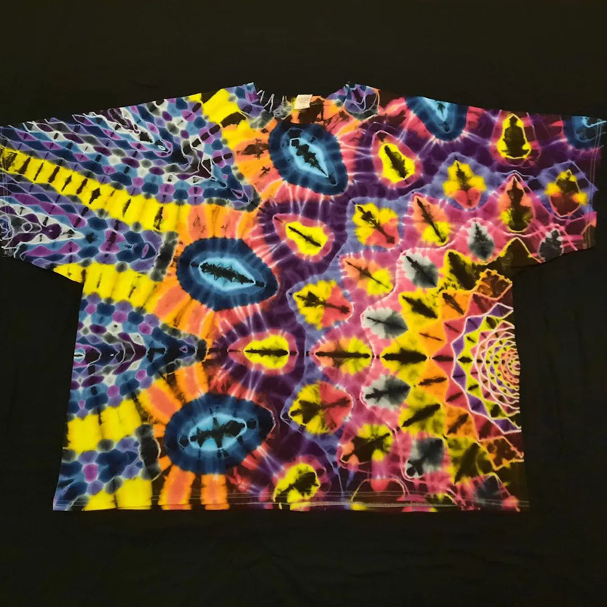 This-artist-creates-very-detailed-tie-dyed-t-shirts-63a5ad92e5381-png__880