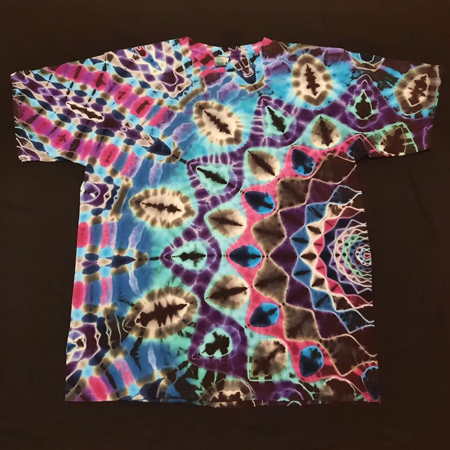 This-artist-creates-very-detailed-tie-dyed-t-shirts-63a5ad9b96708-png__880