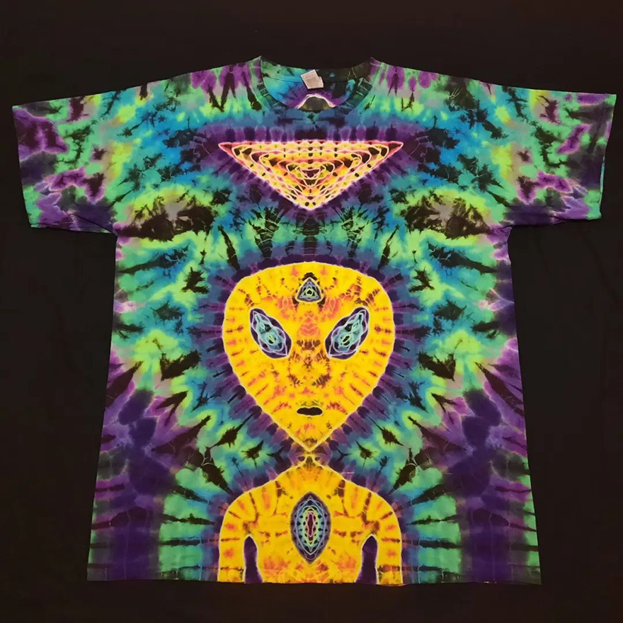This-artist-creates-very-detailed-tie-dyed-t-shirts-63a5ada43f3ea-png__880