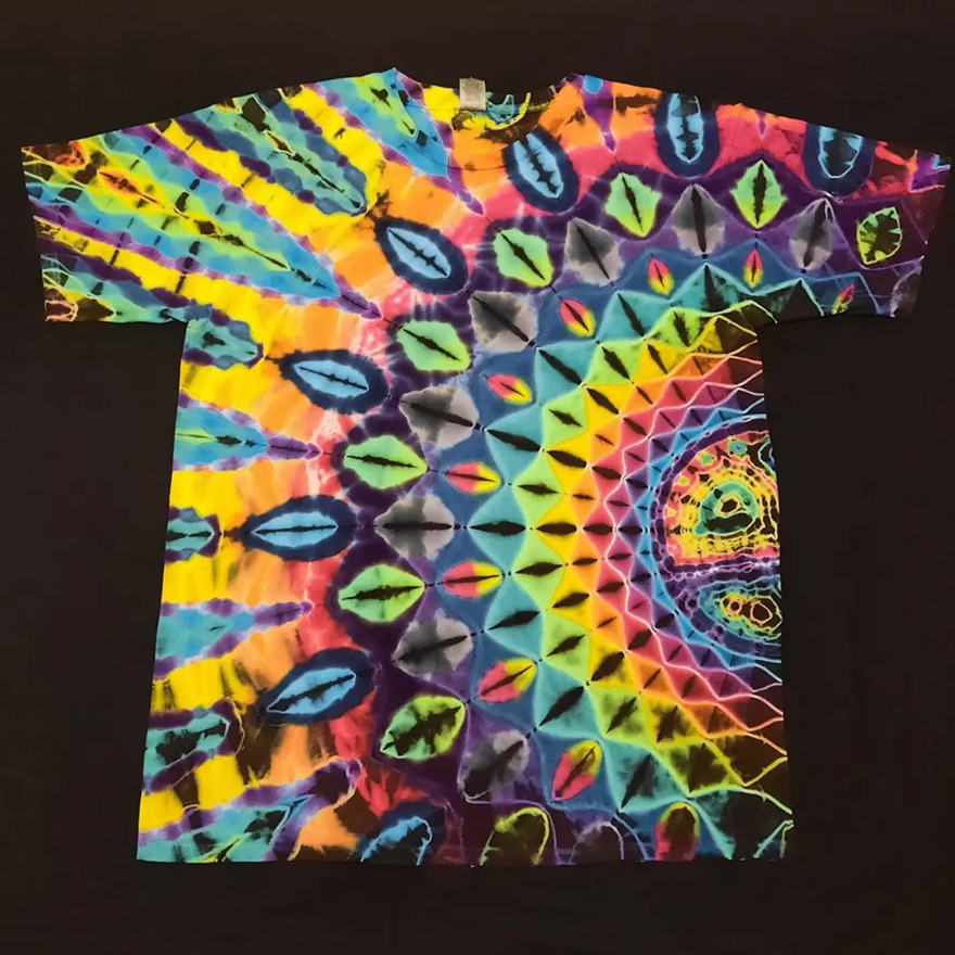 This-artist-creates-very-detailed-tie-dyed-t-shirts-63a5ada729e0b-png__880