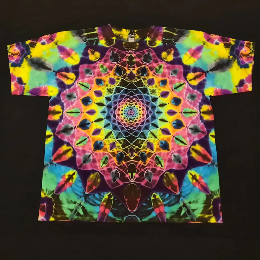 This-artist-creates-very-detailed-tie-dyed-t-shirts-63a5ada9c0d4d-png__880