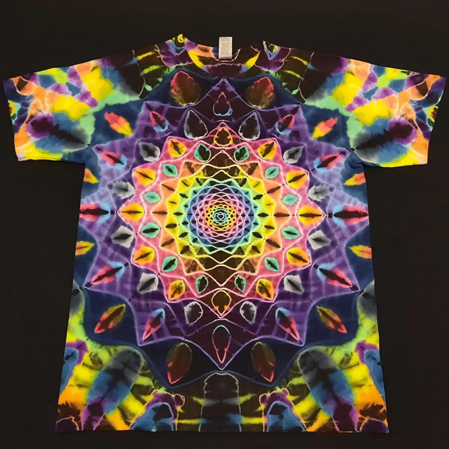 This-artist-creates-very-detailed-tie-dyed-t-shirts-63a5adaccbb58-png__880
