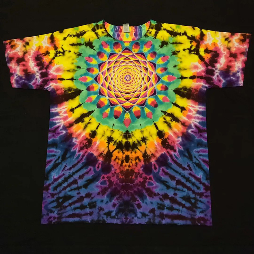 This-artist-creates-very-detailed-tie-dyed-t-shirts-63a5adaf83367-png__880