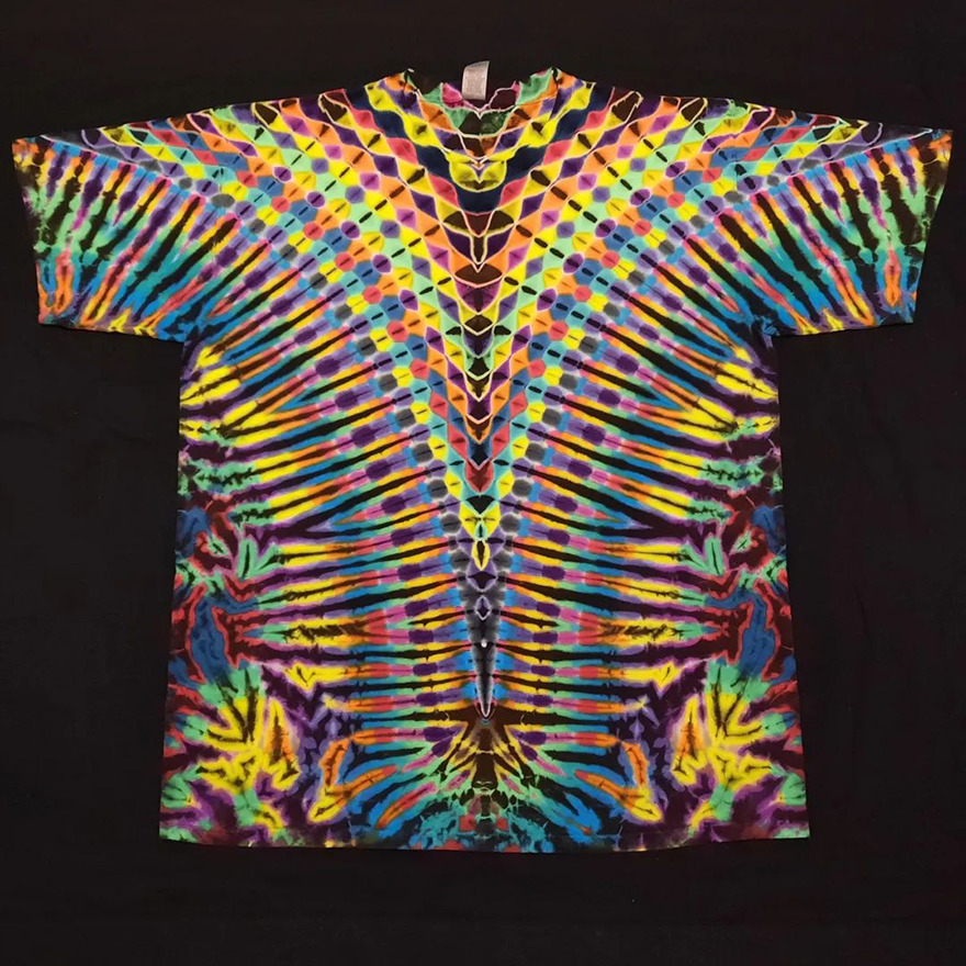 This-artist-creates-very-detailed-tie-dyed-t-shirts-63a5adb4ce15a-png__880