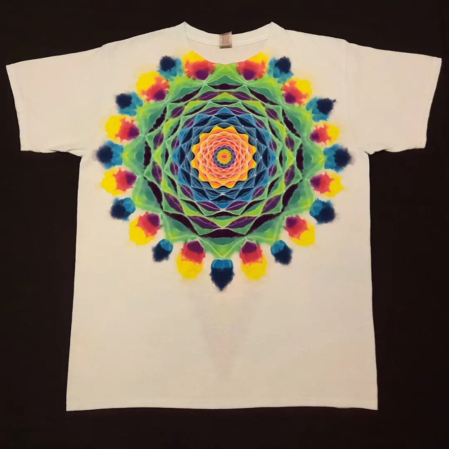 This-artist-creates-very-detailed-tie-dyed-t-shirts-63a5adb77c5ac-png__880