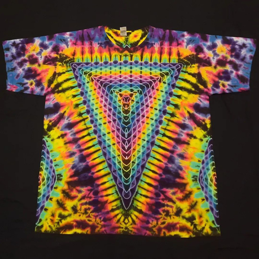 This-artist-creates-very-detailed-tie-dyed-t-shirts-63a5adba35139-png__880