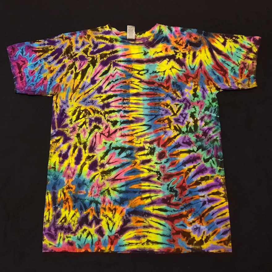 This-artist-creates-very-detailed-tie-dyed-t-shirts-63a5adbf7b762-png__880