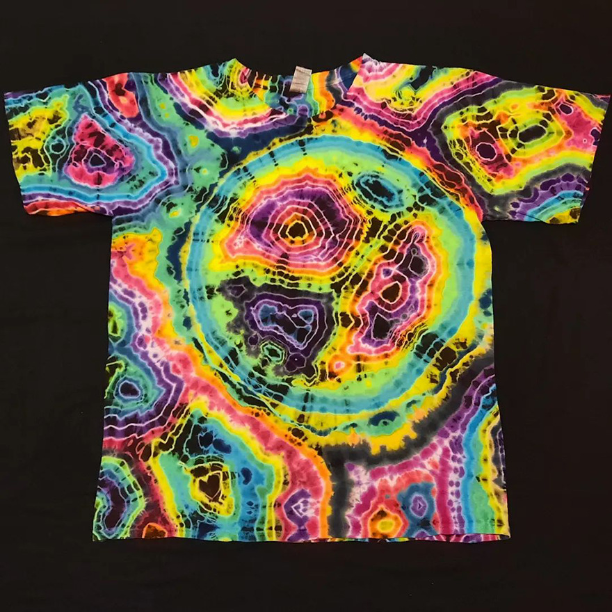 This-artist-creates-very-detailed-tie-dyed-t-shirts-63a5adc24da94-png__880