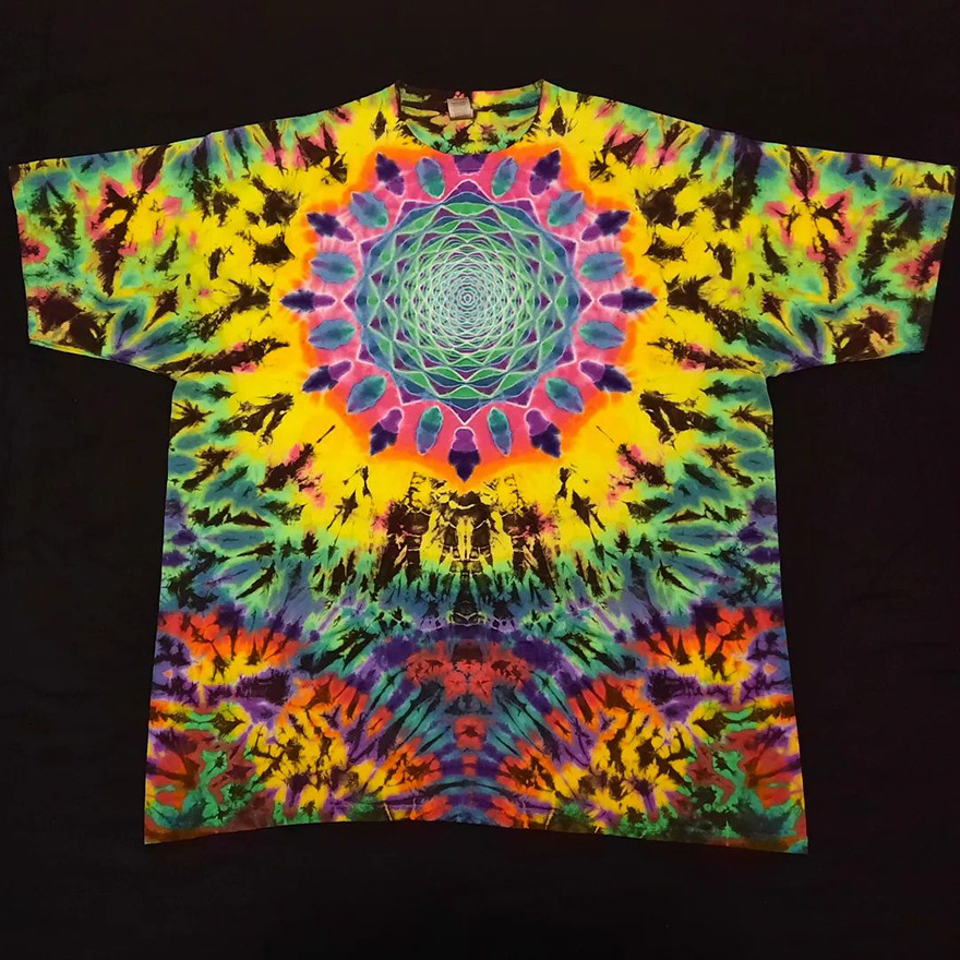 This-artist-creates-very-detailed-tie-dyed-t-shirts-63a5adc8ed1ac-png__880