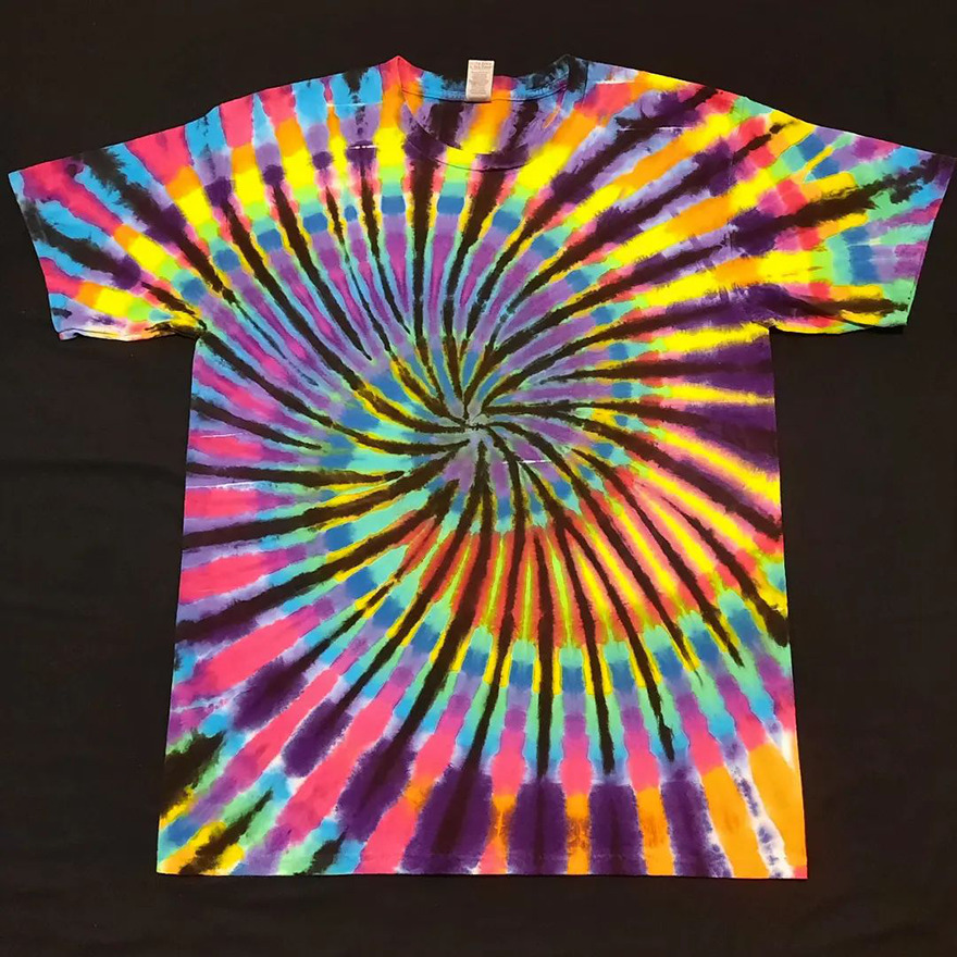 This-artist-creates-very-detailed-tie-dyed-t-shirts-63a5add34fc67-png__880