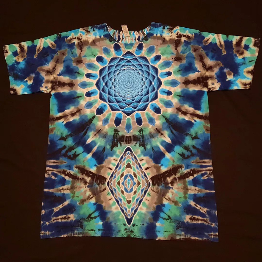 This-artist-creates-very-detailed-tie-dyed-t-shirts-63a5addb87a9c-png__880