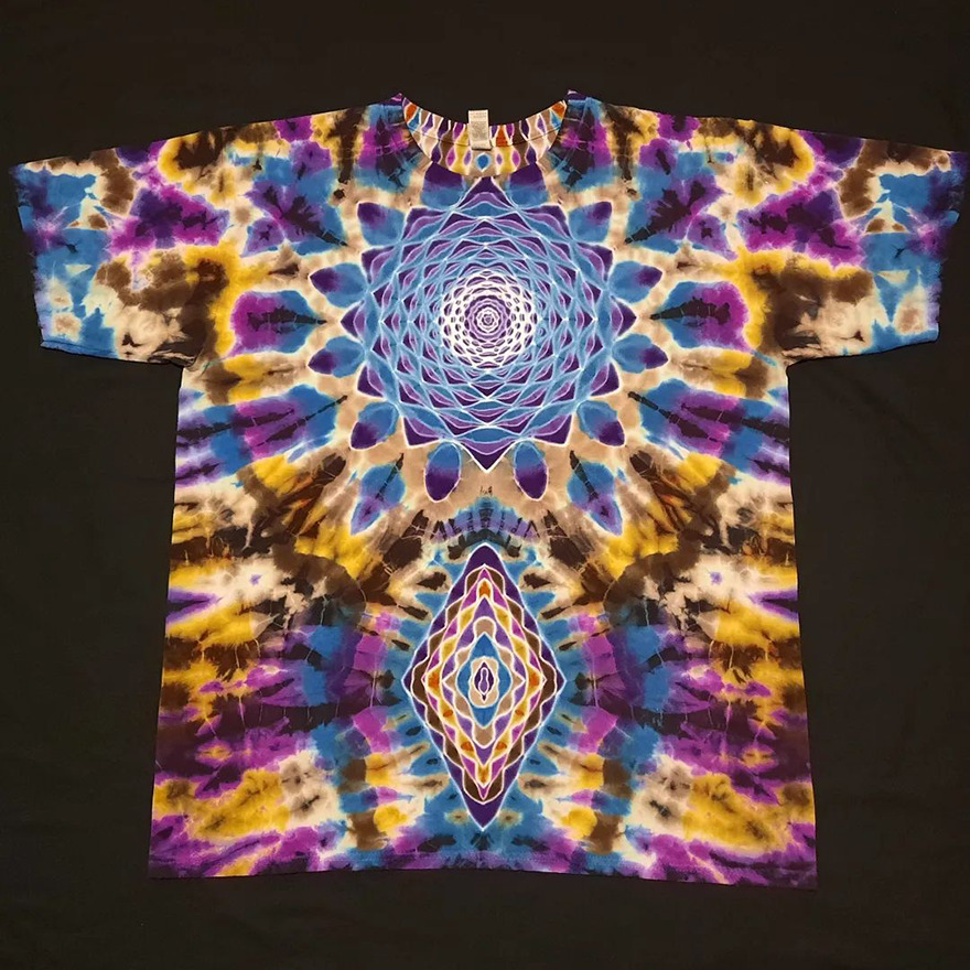 This-artist-creates-very-detailed-tie-dyed-t-shirts-63a5adde7c37c-png__880