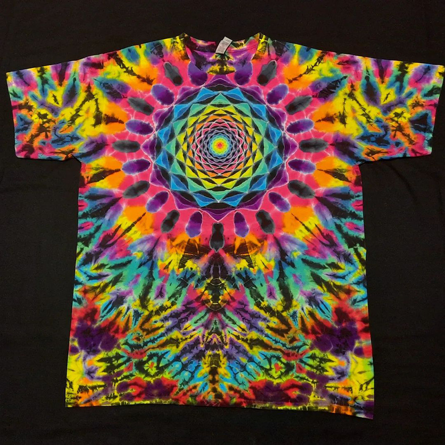 This-artist-creates-very-detailed-tie-dyed-t-shirts-63a5ade3351ce-png__880