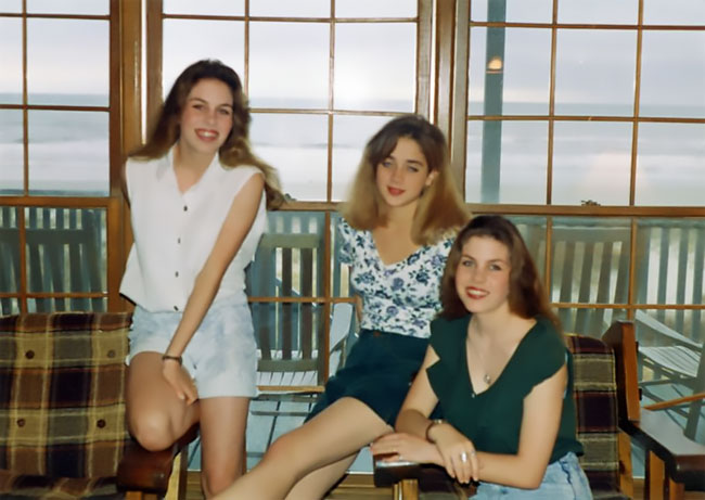 1990s Fashion Trends for Young Women: A Photo Retrospective