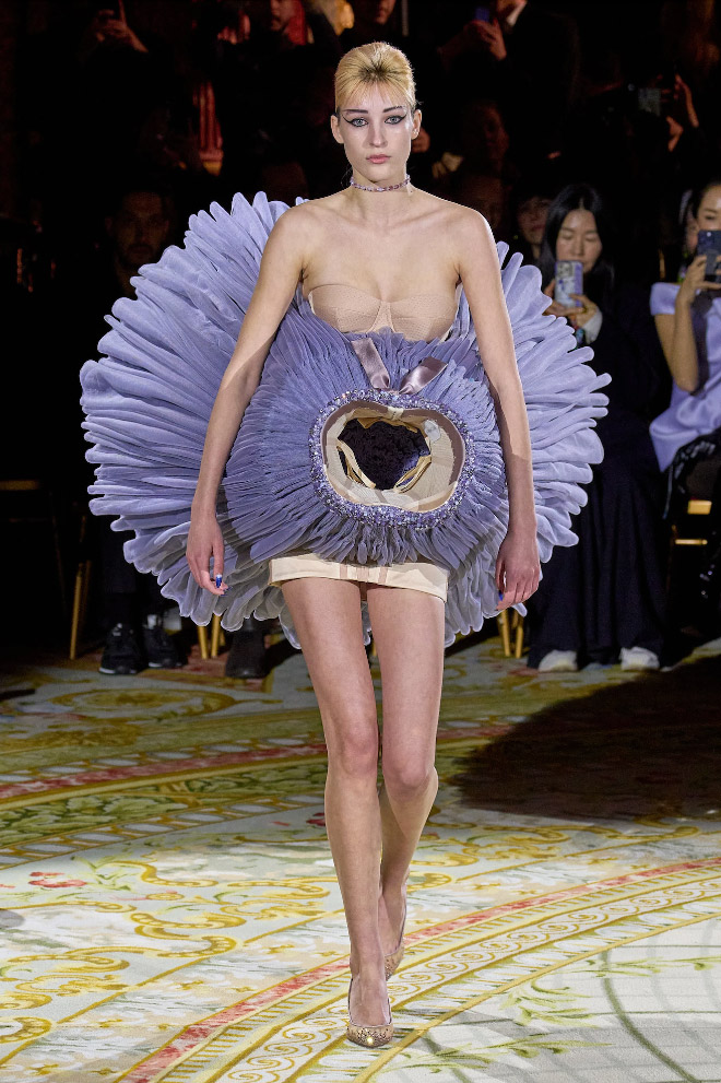 You Can Now Literally Wear a Dress: Bizarre Spring 2023 Women's Fashion  Collection by Viktor&Rolf » Design You Trust