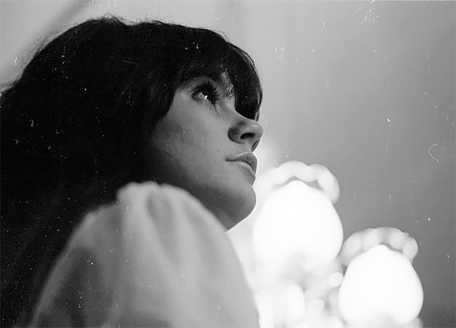 Gorgeous Photos of a Young Linda Ronstadt, the First Lady of Rock