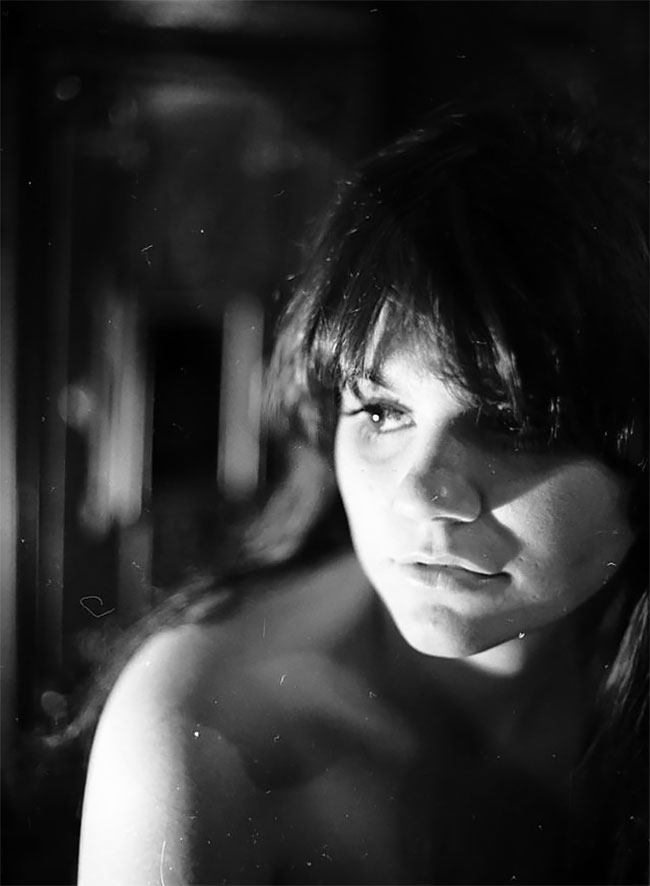 Gorgeous Photos of a Young Linda Ronstadt, the First Lady of Rock