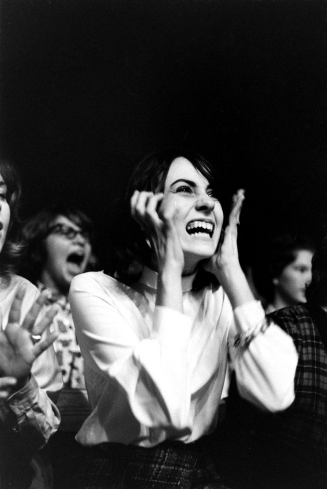 fans-at-the-first-beatles-concert-13