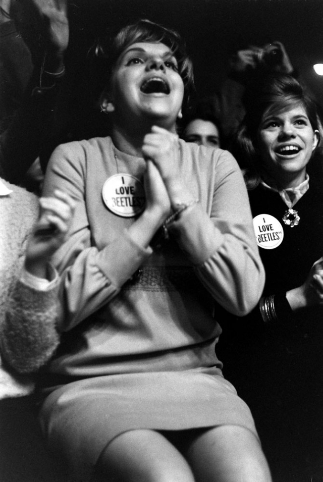 fans-at-the-first-beatles-concert-14