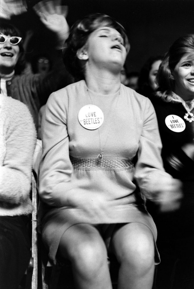 fans-at-the-first-beatles-concert-15