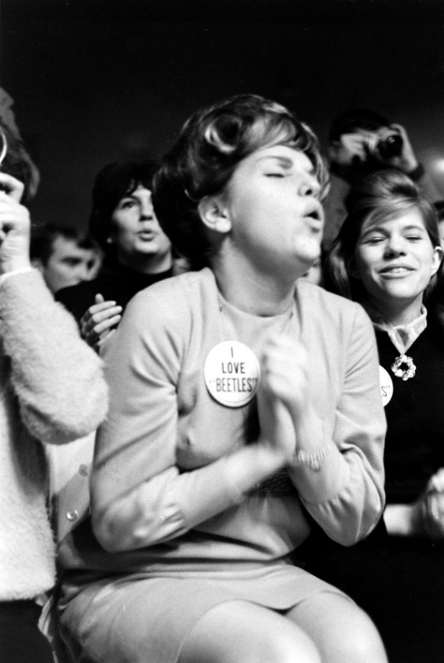 fans-at-the-first-beatles-concert-16