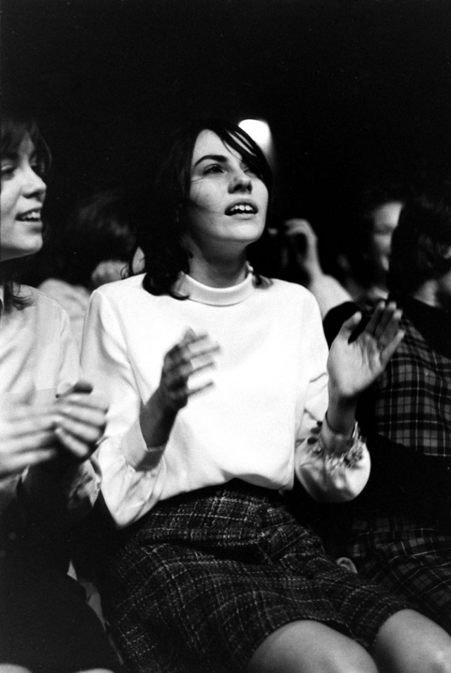 fans-at-the-first-beatles-concert-18