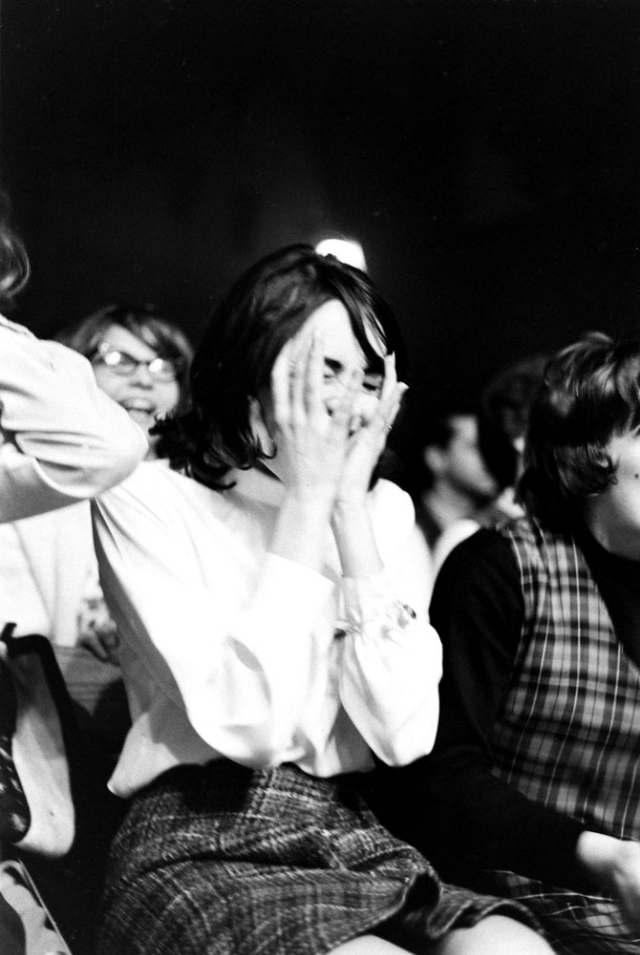 fans-at-the-first-beatles-concert-19