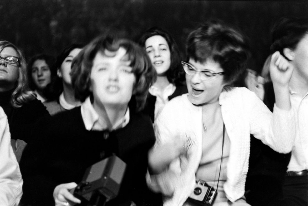 fans-at-the-first-beatles-concert-21