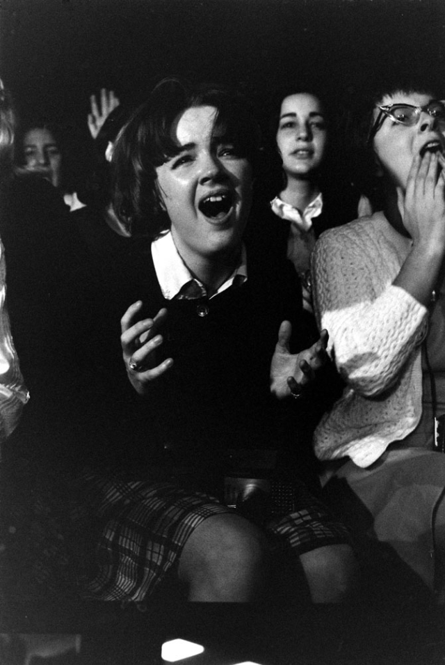 fans-at-the-first-beatles-concert-6