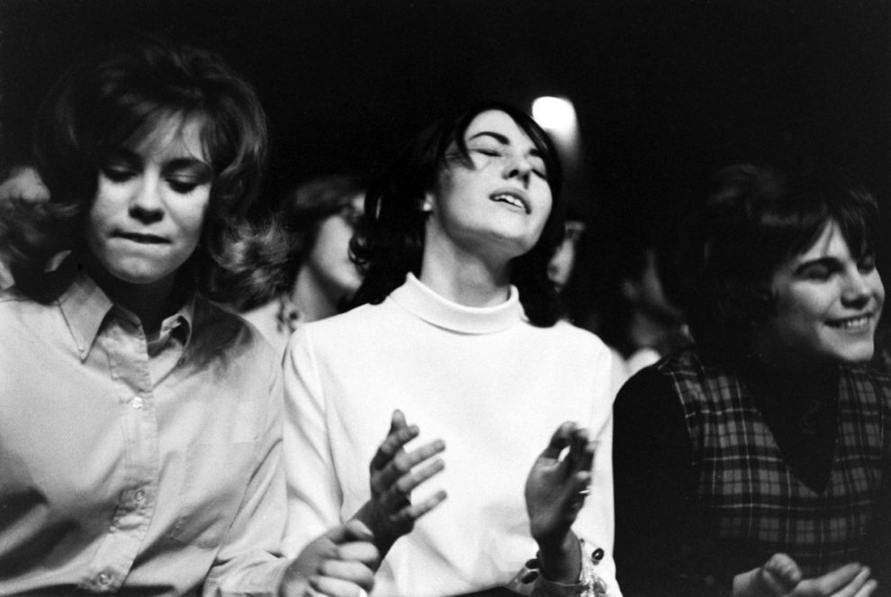 fans-at-the-first-beatles-concert-8