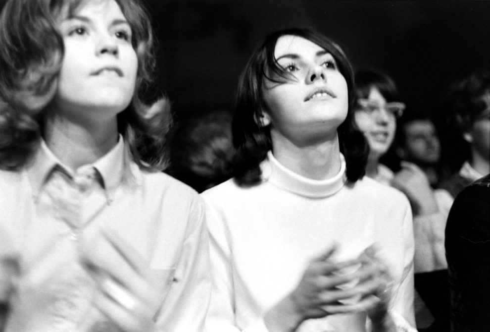 fans-at-the-first-beatles-concert-9