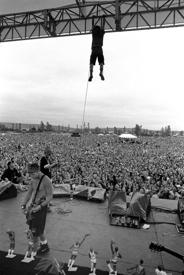 eddie-vedder-hanging-from-the-rafters-1