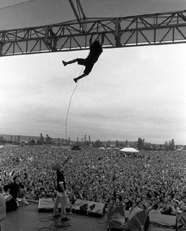eddie-vedder-hanging-from-the-rafters-2