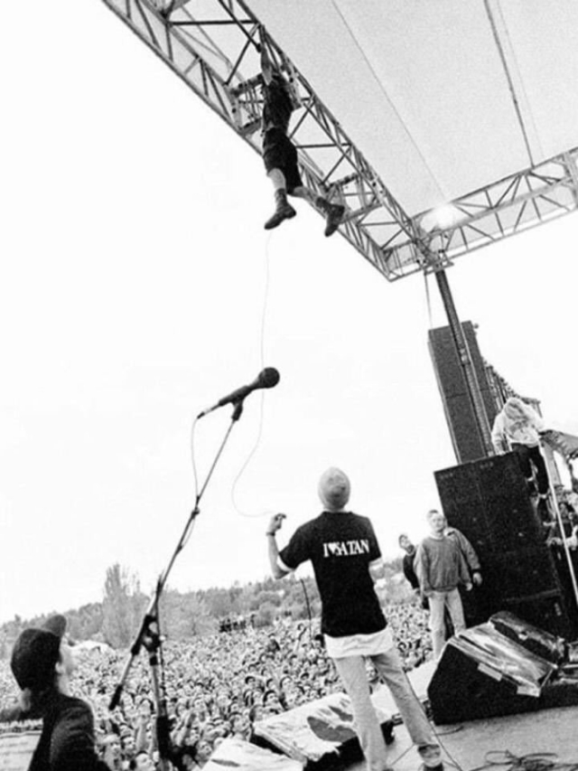eddie-vedder-hanging-from-the-rafters-3