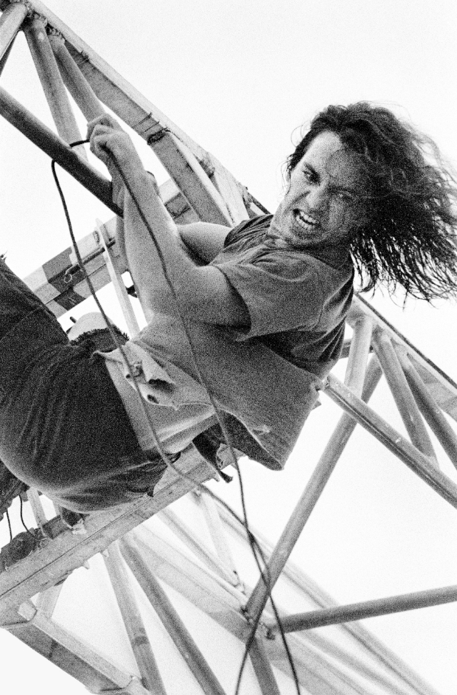eddie-vedder-hanging-from-the-rafters-4
