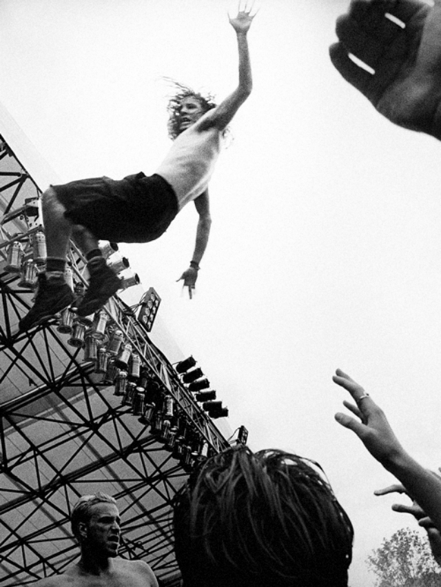 eddie-vedder-hanging-from-the-rafters-7