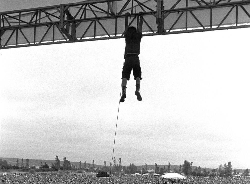 eddie-vedder-hanging-from-the-rafters