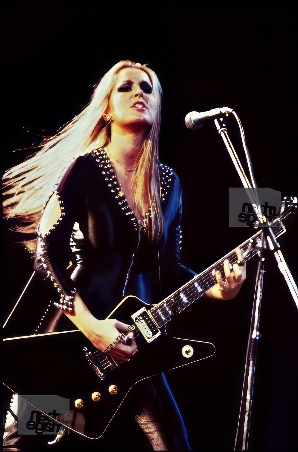 lita-ford-on-stage-11-