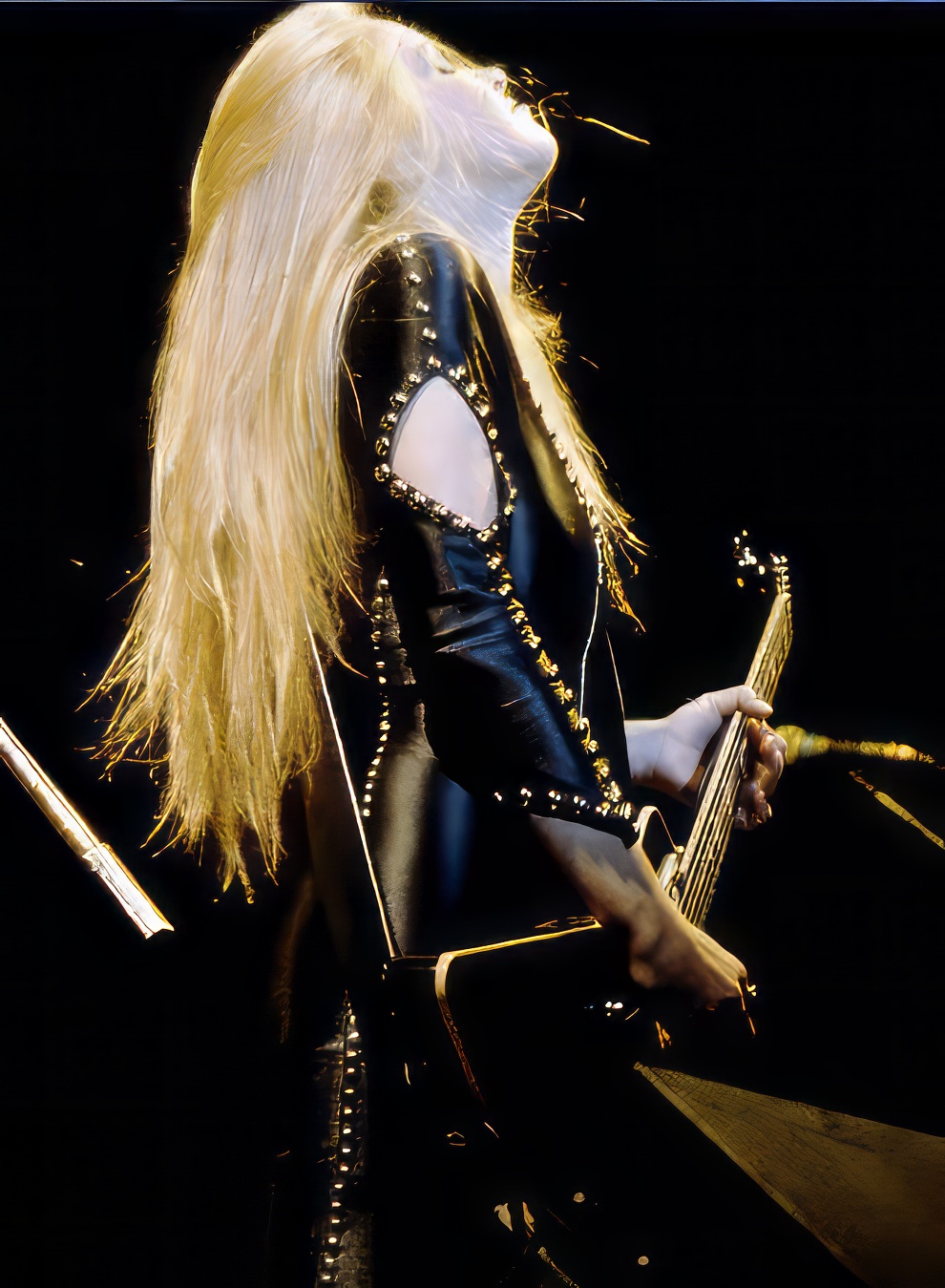 lita-ford-on-stage-15-