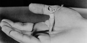 Amazing Behind the Scenes Photos From the Making of the Sci-Fi Classic “The Incredible Shrinking Man”, 1957