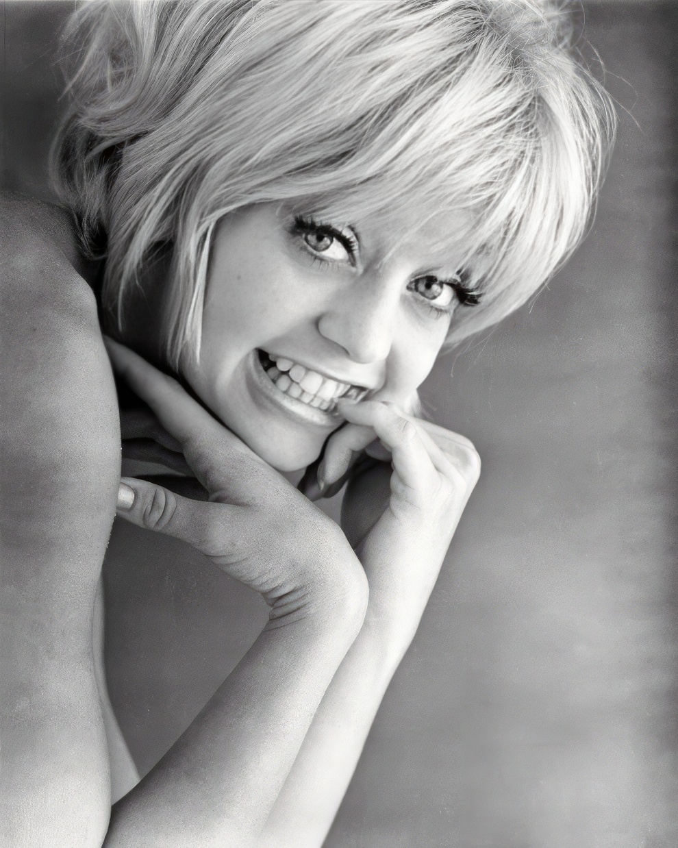 Goldie Hawn Short Hair 11 