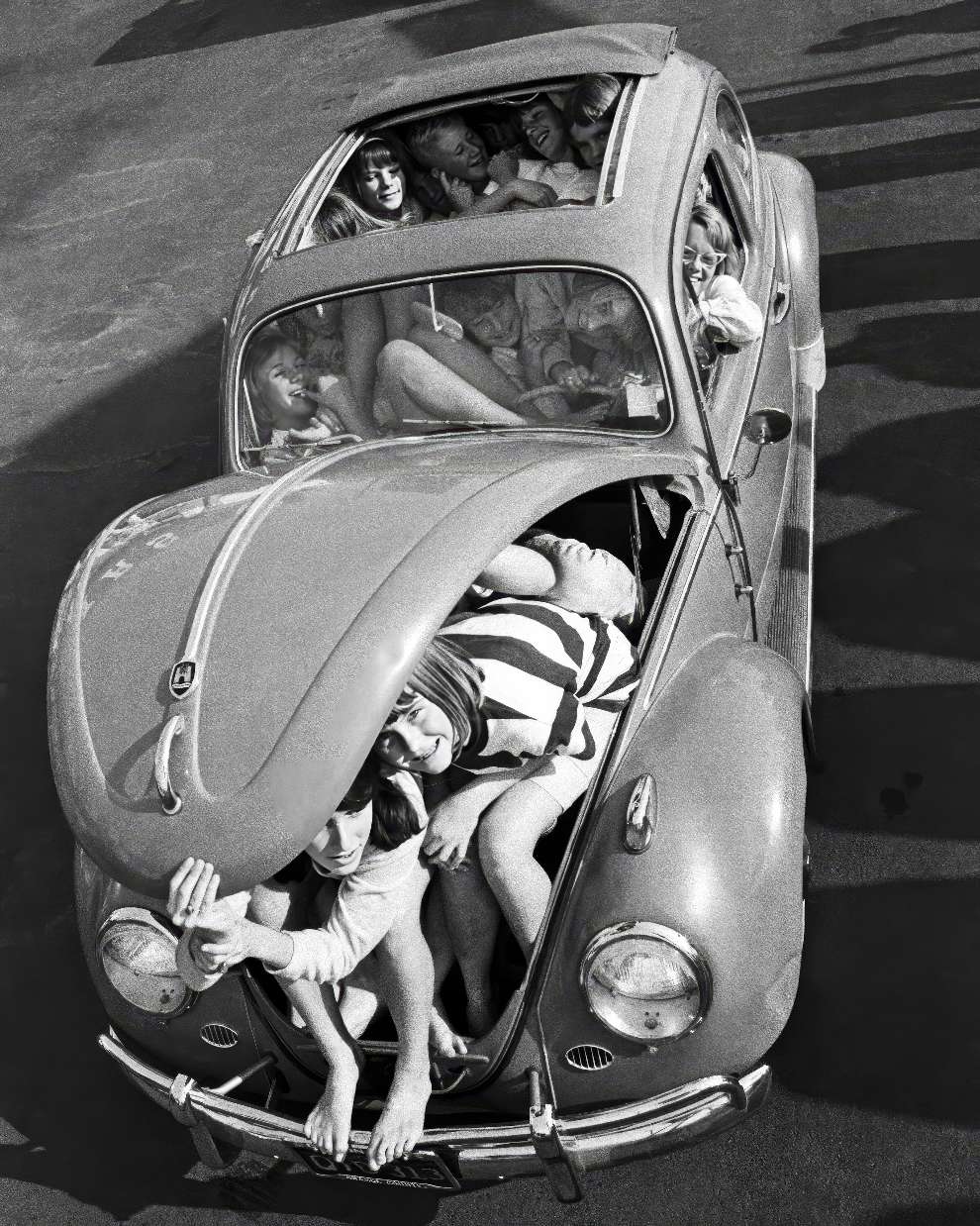 Los adolescentes se suben a un VW Beetle 1 