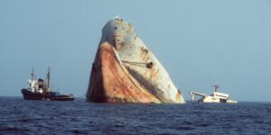 Stunning Historical Photos From the Wreck of the Supertanker 'Amoco Cadiz' in 1978