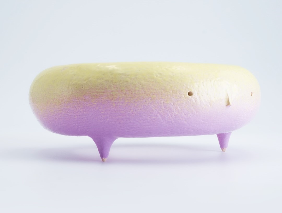 خزّاف فرنسي يصنع نماذج طريّة محببة بأجسامٍ شبيهة بالحجر ووجوهٍ صغيرة — يحوّل الكائنات الفضائية إلى رفاق بحجم الجيب