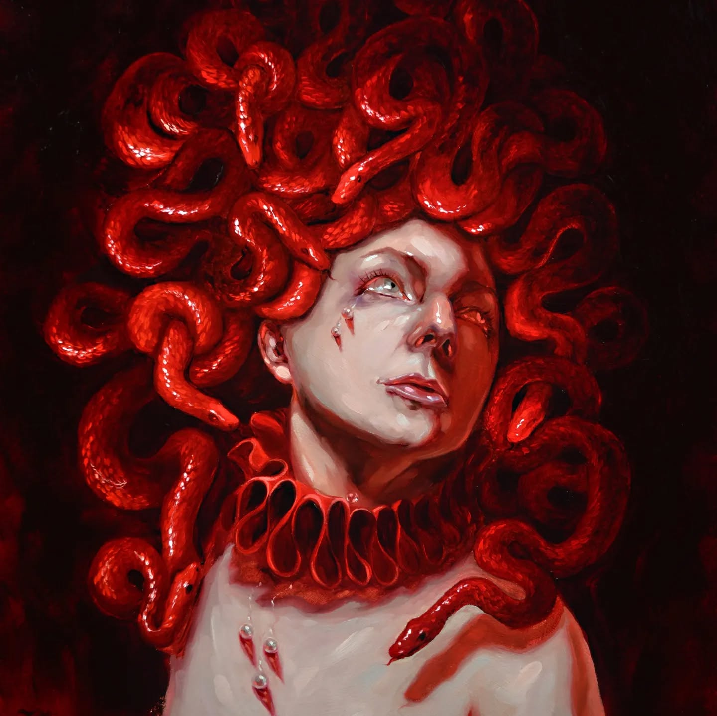 رسّام زيتي يبتكر بورتريهات قوطية معاصرة
بتقنية كلاسيكية وروح لوبراو، يعيد تصور أنوثة الحكايات الخرافية حادّةً، مسكونةً، وحاضرةً تمامًا