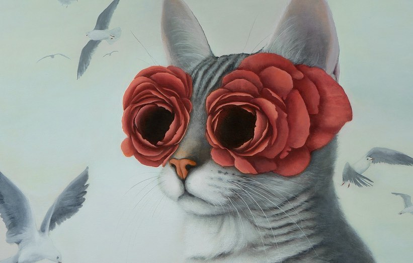 كارولين غودرو
لوحات زيتية غامضة: قطط وطيور وفتيات بصفات إنسانية، مزدانة بزخارف روكوكو ورمزية هادئة