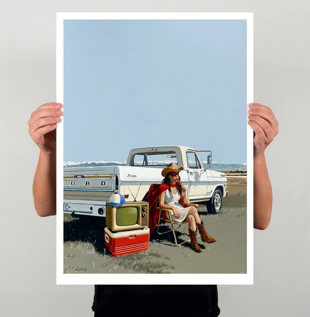 الرسّام يحوّل السيارات الكلاسيكية
والطرقات الخاوية ونُزل النيون
إلى لقطات رحلةٍ وحيدة
تبدو كإطارات متوقفة من فيلمٍ ضائع