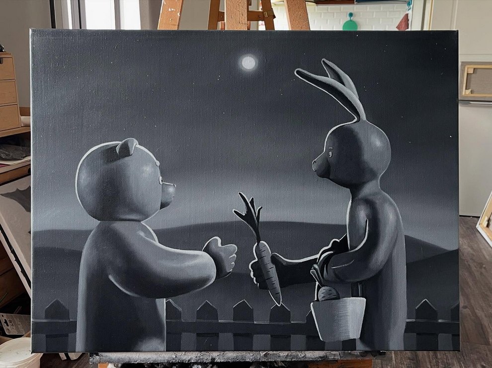 ثنائي فني يرسم مشاهد شبيهة بالقصص الخيالية — معلّقة بين الحلاوة والتهديد، كأن قصة قبل النوم بدأت تسير في اتجاهٍ خاطئ