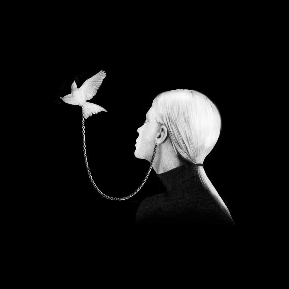 فنان يرسم عوالم الجرافيت الشبحية
حيث تتشارك النساء والحيوانات والعمارة
نفس الهشاشة والجمال الشاحب